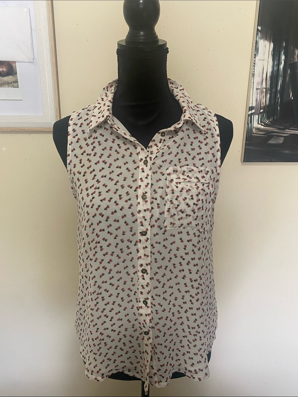 Esley White Sleeveless Button-Down Top with Red & Black Heart Print Sz small